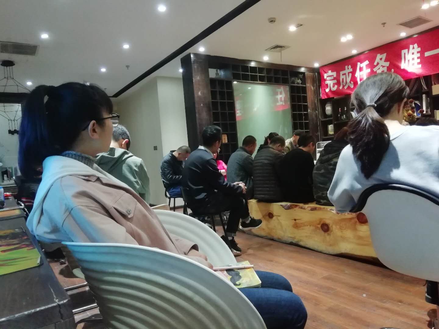 銀川镹臻裝飾設(shè)計(jì)公司每周一的例會(huì)按時(shí)進(jìn)行中