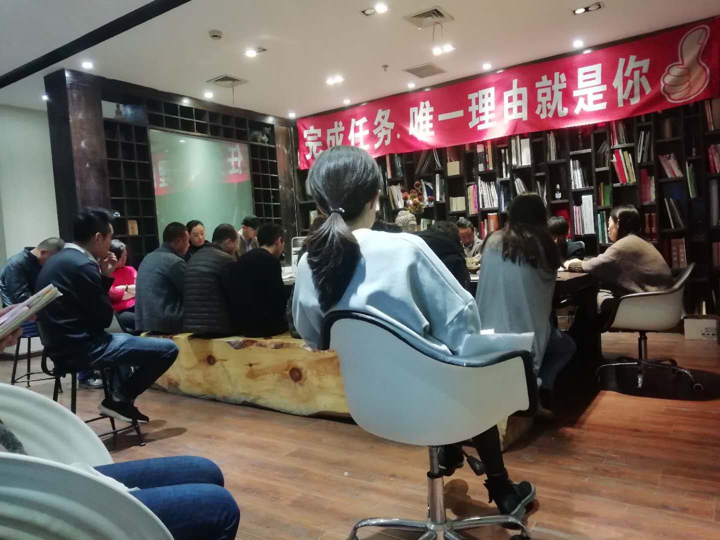 銀川镹臻裝飾設(shè)計(jì)公司每周一的例會(huì)按時(shí)進(jìn)行中